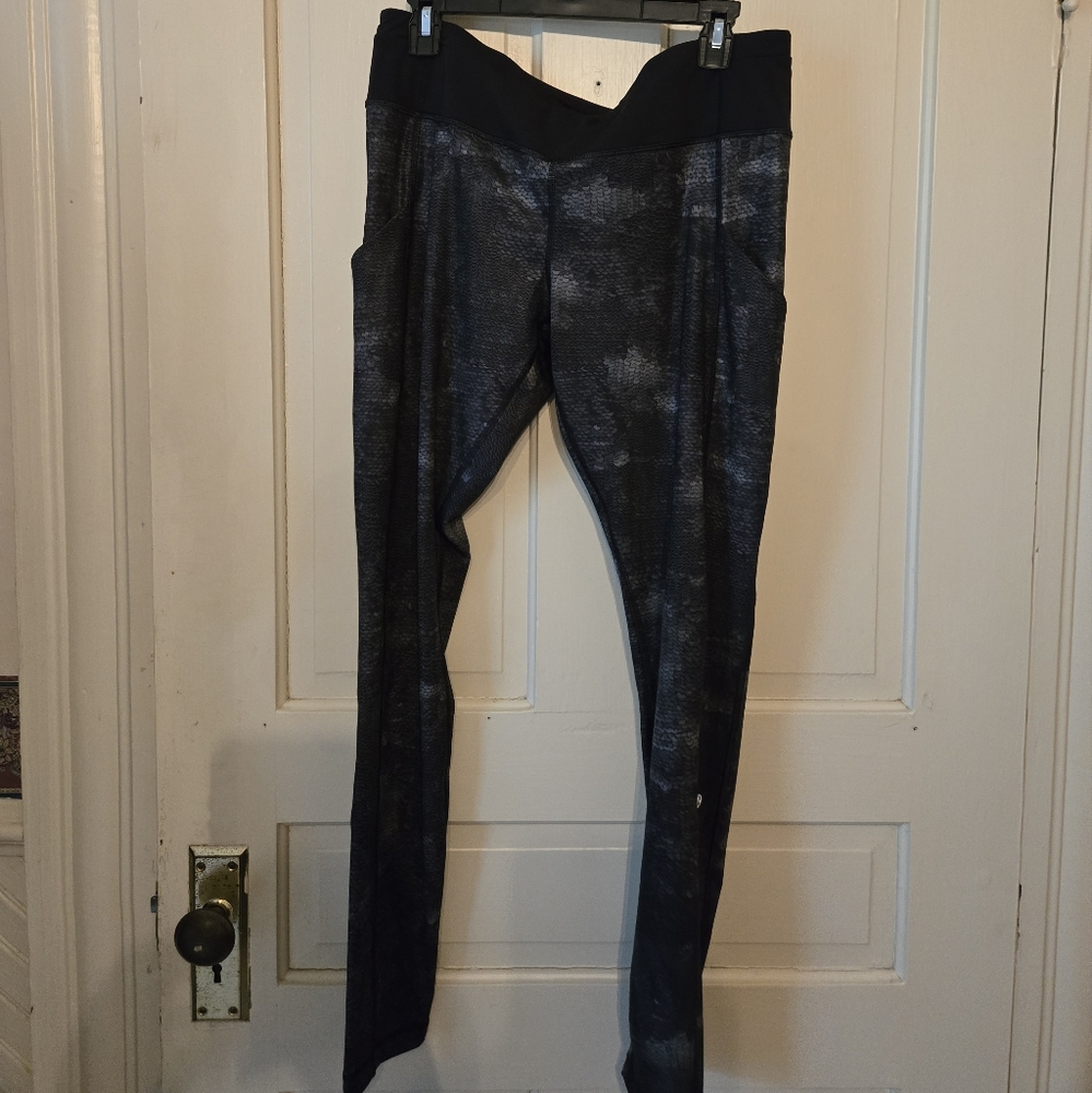Lululemon Athletica Black Leggings with Breathable Fabric and High Waist Size 12